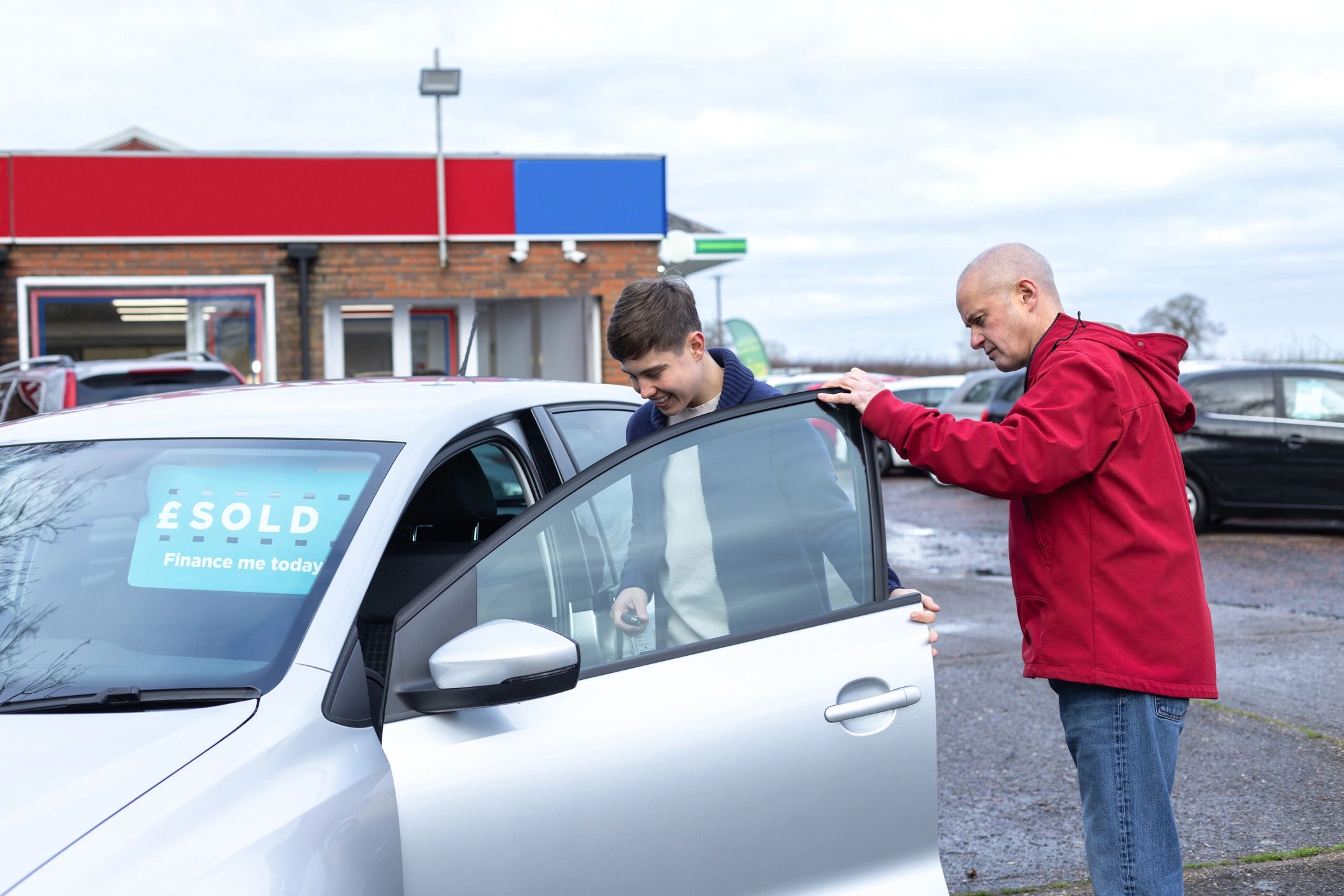 Cliente revisando un auto usado antes de comprarlo